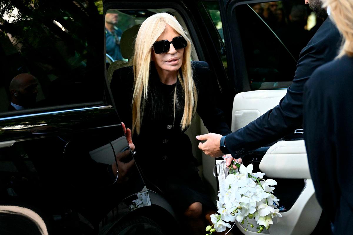 Italian fashion designer Donatella Versace arrives at the Armani Theatre where late Italian fashion designer Giorgio Armani lies-in state, in Milan on September 6, 2025. Giorgio Armani died on September 4, 2025 at 91. (Photo by Stefano RELLANDINI / AFP)