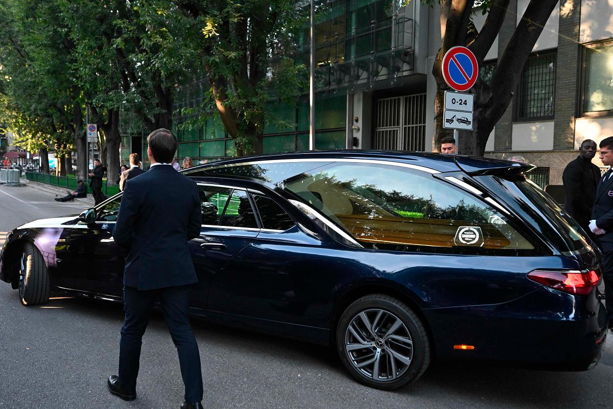 The hearse with the coffin of late Italian fashion designer Giorgio Armani leaves the Armani Theatre, in Milan on September 7, 2025. Giorgio Armani died on September 4, 2025 at 91. - PIERO CRUCIATTI / AFP