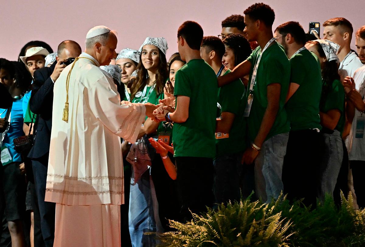 Pope Leo XIV (L) speaks with youth and pilgrims during a prayer vigil before Sunday Mass as part of the Jubilee of Youth, in Rome’s eastern Tor Vergata neighbourhood on August 2, 2025. - Filippo MONTEFORTE / AFP