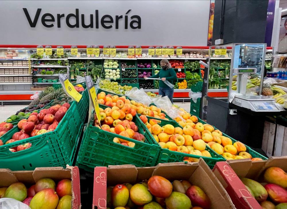 A woman shops in a supermarket, in Buenos Aires, Argentina May 4, 2022. Picture taken May 4, 2022. REUTERSpix
