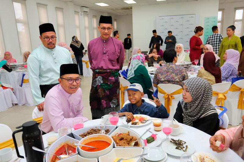 IWK’s Chief Operating Officer, Ir. Mohd Taufik Salleh (light purple baju Melayu); Head of Desludging Business Department, Pauzi Mohamed; Head of Customer, Billing & Collection Department, Hisham Pandak Hamzah and a cancer patient and caregiver. $!IWK’s Chief Operating Officer, Ir. Mohd Taufik Salleh (light purple baju Melayu); Head of Desludging Business Department, Pauzi Mohamed; Head of Customer, Billing & Collection Department, Hisham Pandak Hamzah and a cancer patient and caregiver.