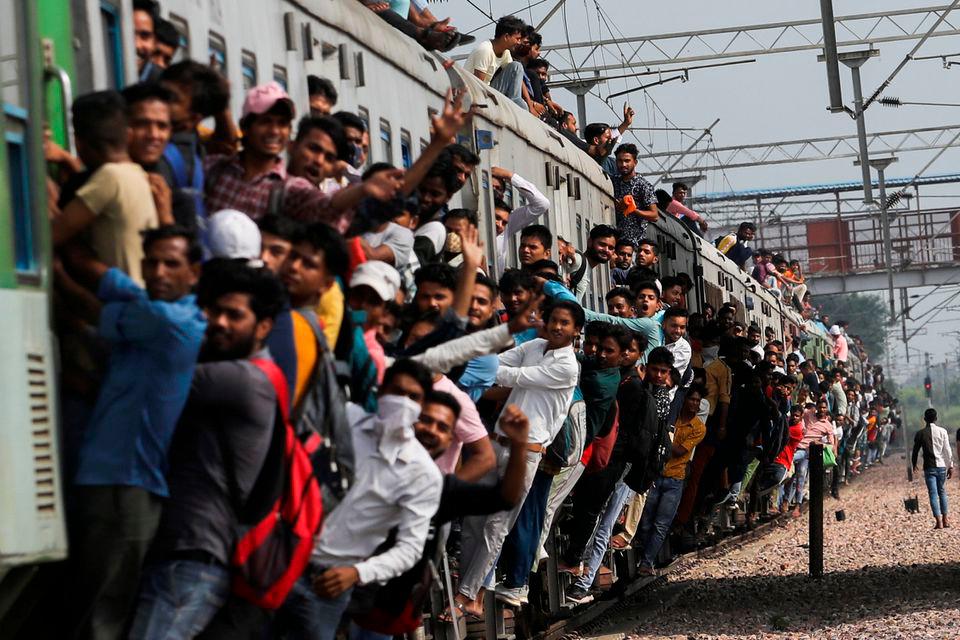 People cling on to a crowded train as it leaves a railway station during the ongoing Coronavirus Disease (Covid-19) outbreak in Ghaziabad, India, September 21, 2021. REUTERSPIX
