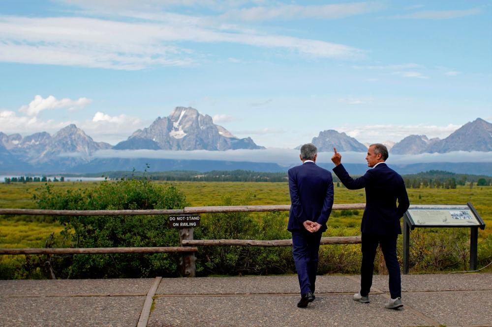 Powell (left) and Carney chat during the three-day ‘Challenges for Monetary Policy’ conference in Jackson Hole, Wyoming, on Friday. – REUTERSPIX