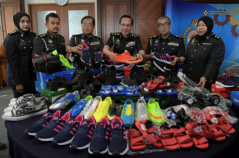 Domestic Trade and Consumer Affairs Ministry Enforcement Director Datuk Iskandar Halim Sulaiman (3rd R) together with other enforcement officers present the items seized, on Feb 21, 2019. — Bernama