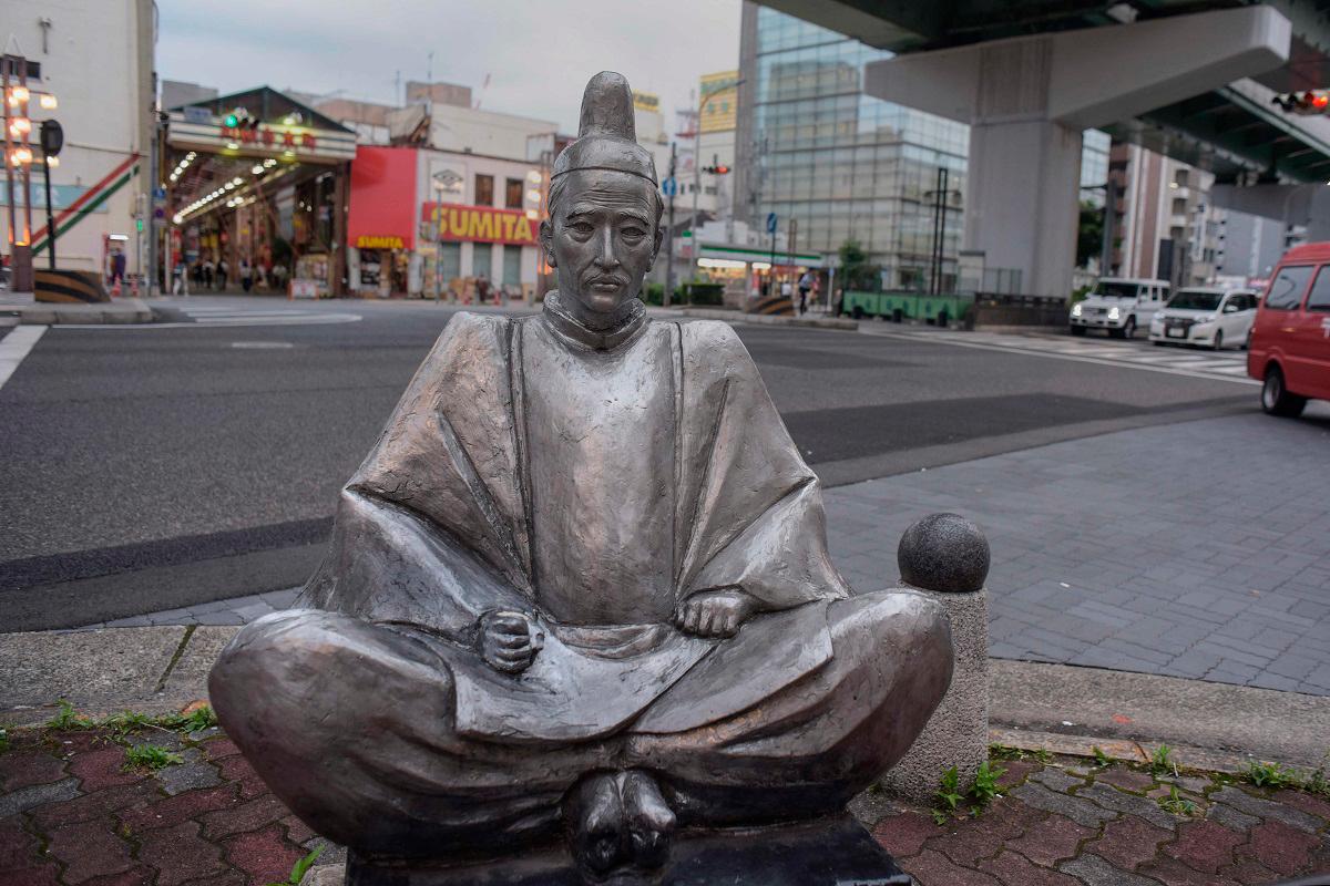 This photo taken on July 8, 2019 shows a statue of Toyotomi Hideyoshi, who completed the unification of Japan in the 16th century, on the corner of a busy street in the city of Nagoya, Aichi prefecture. - Richard A. Brooks / AFP