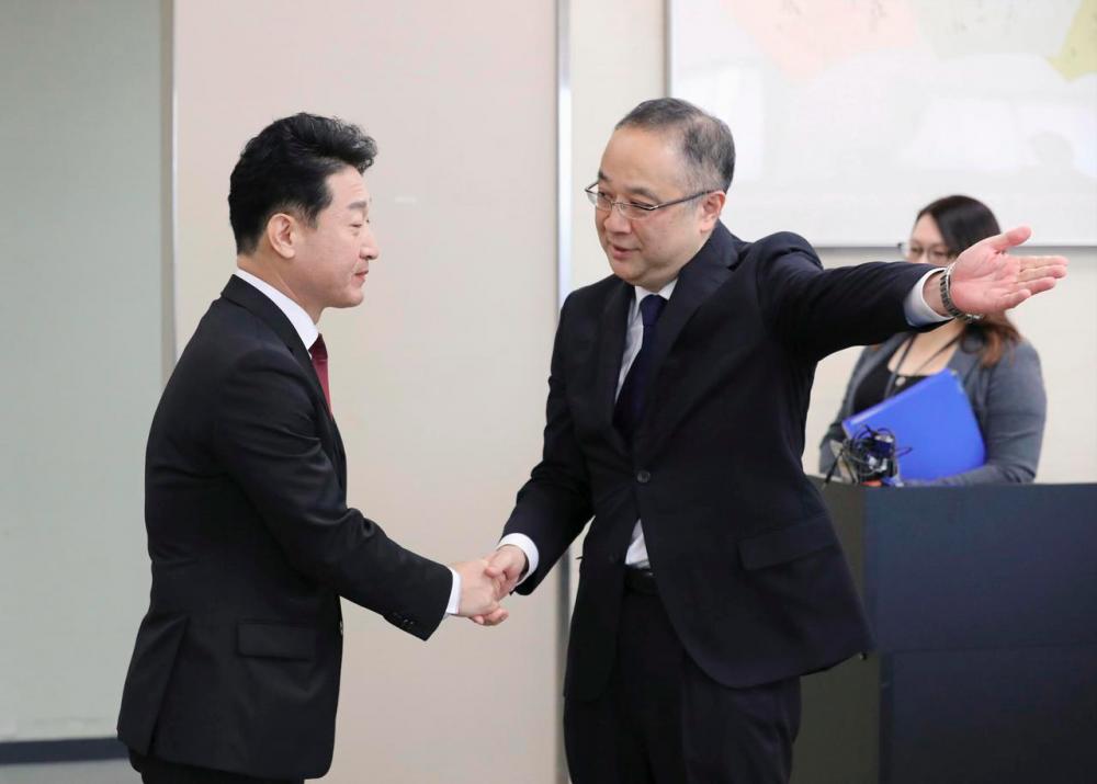Japan’s Director General for Trade Control Department Yoichi Iida (right) shakes hands with South Korea’s Director General For International Trade Policy Lee Ho-hyeon at the start of their senior-level talks in Tokyo, Japan, on Dec 16, 2019. Kyodo/REUTERSPIX