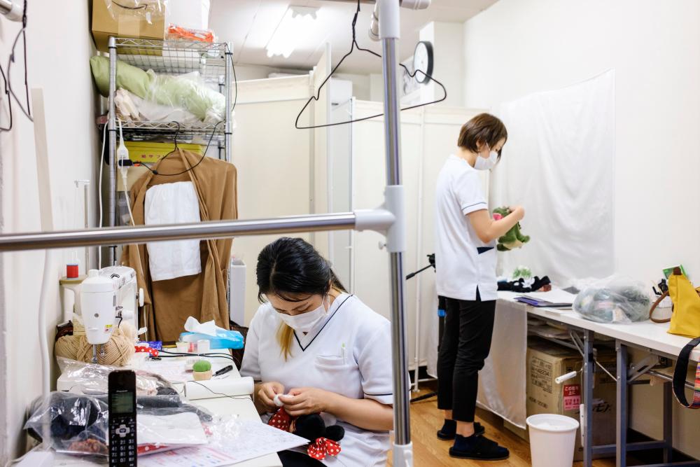 $!This photo taken on September 18, 2020 shows employees working on stuffed toys at Natsumi Clinic in Tokyo. T AFP / Philip FONG