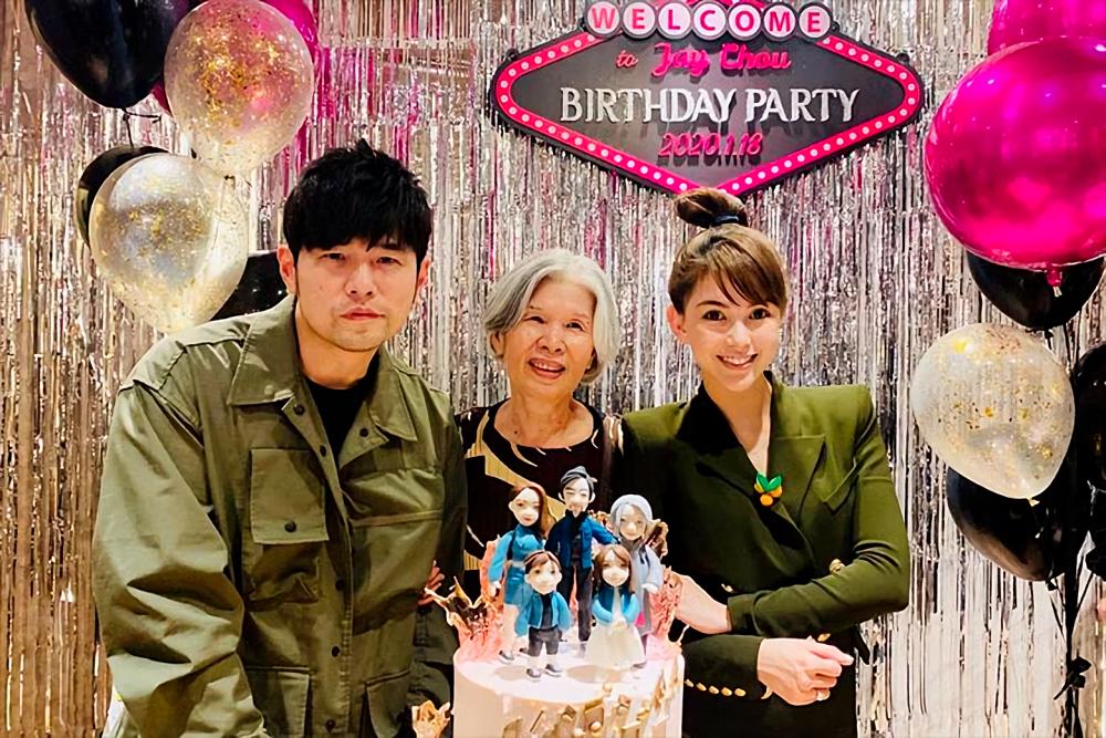 $!Jay Chou has a very close relationship with his mother (centre). – JAY CHOU
