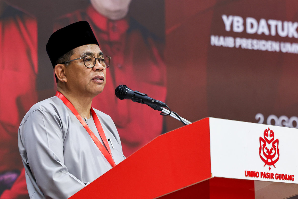 UMNO Vice-President and Minister of Defence, Datuk Seri Mohamed Khaled Nordin, delivers a speech at the UMNO Pasir Gudang Division Delegates’ Meeting at Dewan Muafakat Taman Mawar, Pasir Gudang, today. – BERNAMA