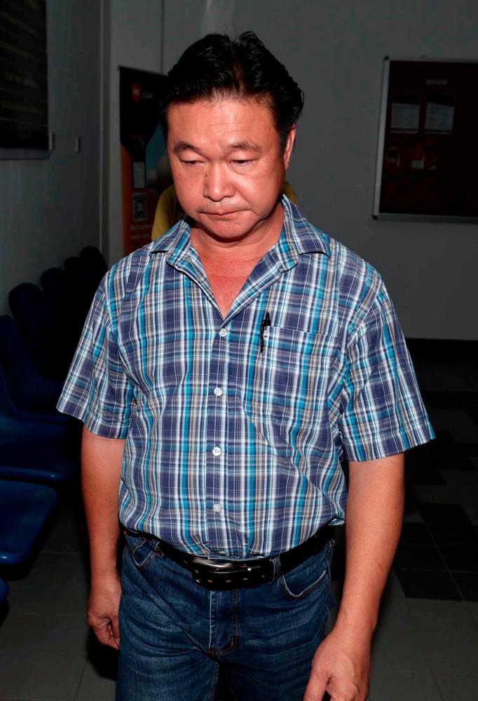 Pemilik perniagaan barangan lusuh Lee Swee Huat, 55, mengaku tidak bersalah di Mahkamah Sesyen hari ini atas pertuduhan merasuah seorang pembantu penguat kuasa Majlis Bandaraya Iskandar Puteri (MBIP) berbentuk wang tunai RM500 pada Jun tahun lepas. - fotoBERNAMA
