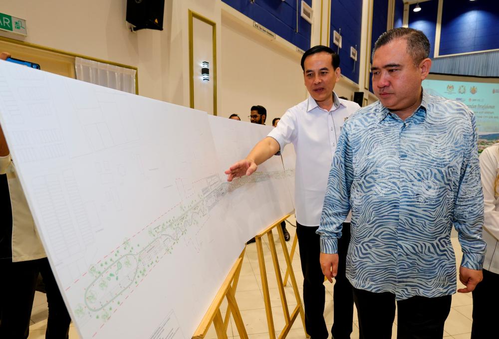 Transport Minister Anthony Loke Siew Fook (right)/BERNAMAPix