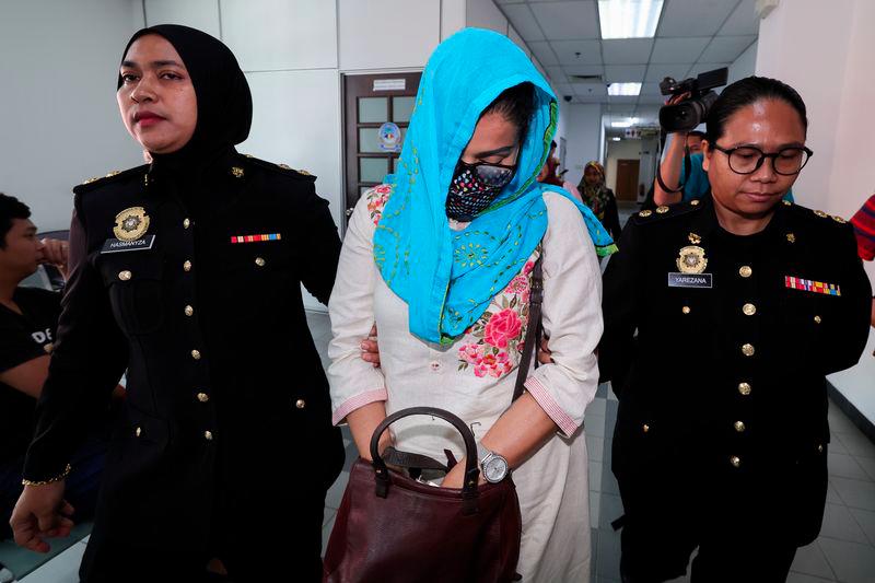 Ejen hartanah S. Shaminee (tengah) mengaku tidak bersalah di Mahkamah Sesyen di sini hari ini atas dua pertuduhan menipu dua individu membabitkan kerugian RM48,000, tahun lepas.- fotoBERNAMA