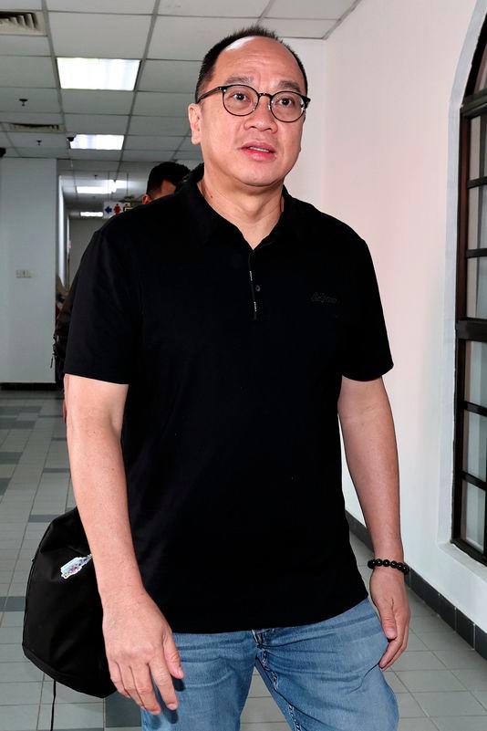 Seorang pengarah syarikat berpangkalan di Singapura Chong Kok Ming, 54, mengaku tidak bersalah di Mahkamah Sesyen Johor Bahru atas empat pertuduhan menipu warga asing berjumlah RM155,000 menerusi pelaburan palsu yang berlaku lebih 10 tahun lalu. - fotoBERNAMA