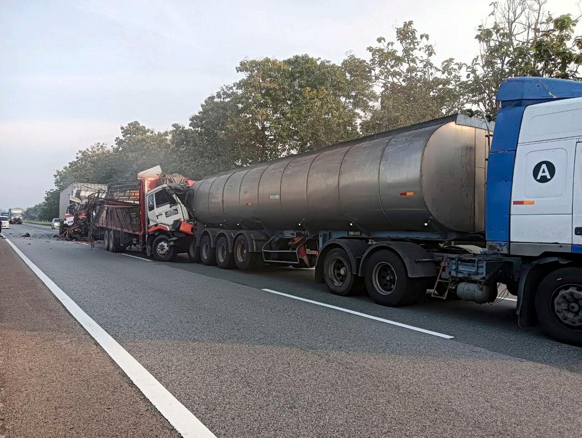 Seorang pemandu dan kelindan maut dalam kemalangan membabitkan tiga lori di Kilometer (KM) 81.9, Lebuhraya Utara Selatan (arah selatan), semalam.