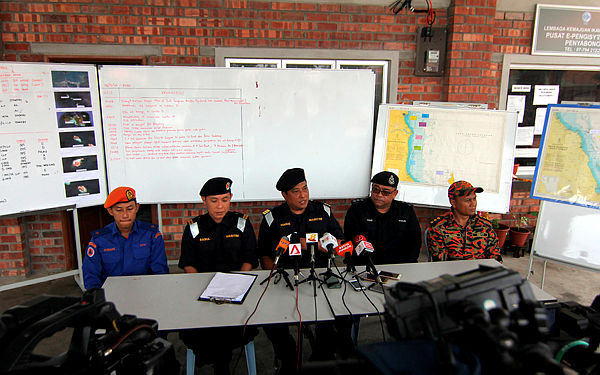 MMEA Mersing Zone chief Maritime Commander Haris Fadzillah Abdullah (C) during a press conference on the SAR operations for a Singapore man and woman, who were reported missing while paddling in Endau waters near Mersing, last Thursday. — Bernama