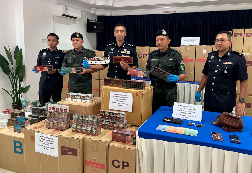 MUAR, April 17 -- Muar District Police Chief, ACP Raiz Mukhliz Azman Aziz (centre) shows some of the tax-free white cigarettes and kretek that he successfully confiscated with an estimated value of around RM1.24 million involving more than 1 million cigarettes in Bukit Pasir when holding a press conference at the Muar District Police Headquarters today. BERNAMAPIX