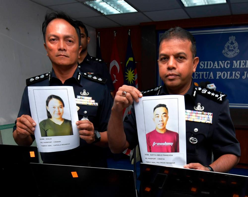 Johor police chief Datuk Ayob Khan Mydin Pitchay (R) and Iskandar Puteri ACP Dzulkhairi Mukhtar show pictures of an Indonesian couple Bartolomeus Fransceda (right) and Ekalia, believed to be involved in the murder of a 73-year-old woman at a house in Kulai on Wednesday, during a press conference at the Johor contingent police headquarters today. - Bernama