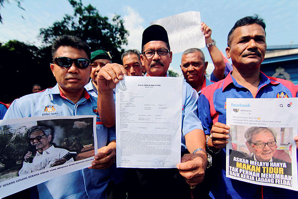Major (retd) Md Razali Md Lani (C) and others present a police report lodged at the North Johor Baru District Police Headquarters today against two individuals who are alleged to have insulted the Malaysian Armed Forces. — Bernama