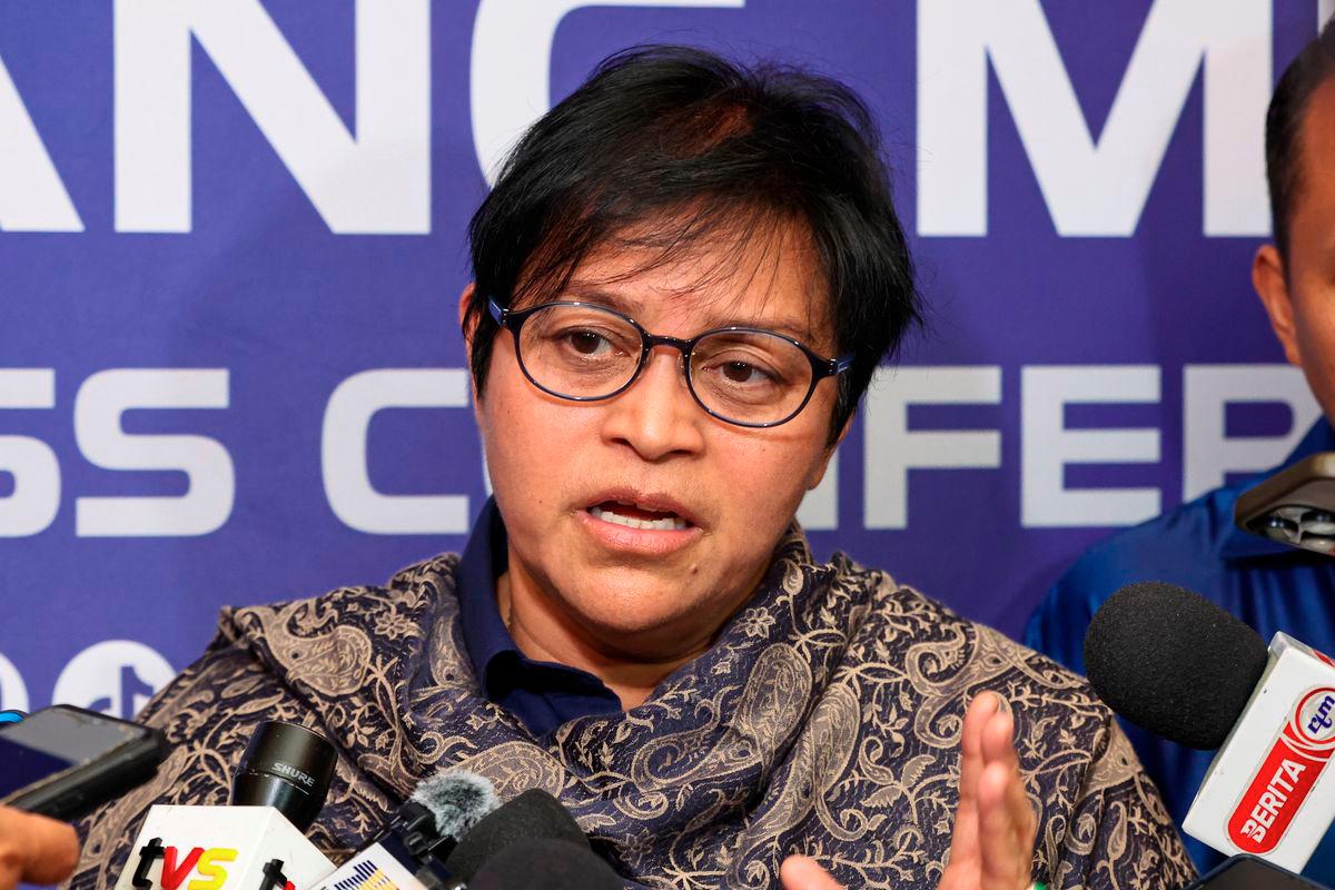 Minister in the Prime Minister’s Department (Law and Institutional Reform), Datuk Seri Azalina Othman Said, spoke to reporters after attending the Anti-Bullying Town Hall Session: A Bully-Free Generation, Johor State Level, at the Banquet Hall, Sultan Ismail Building, today. – BERNAMA