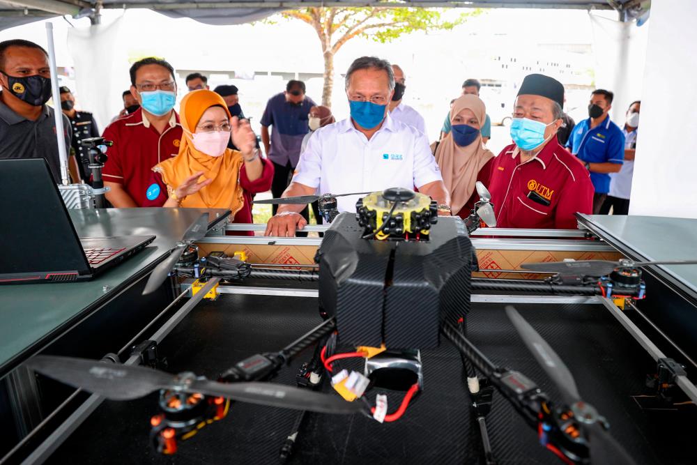 ISKANDAR PUTERI, 20 Jan -- Menteri Besar Johor Datuk Hasni Mohammad (tengah) meninjau proses pemasangan drone selepas menyempurnakan Majlis Perasmian Laman Ujian Zon Dron dan Robotik Iskandar (DRZ) di Iskandar Puteri hari ini.--fotoBERNAMA