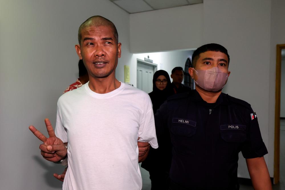 Vokalis kumpulan Exists, Mohd Ali Kamarudin (kiri) atau lebih dikenali sebagai Mamat Exists mengaku tidak bersalah di Mahkamah Sesyen dan Majistret Johor Bahru hari ini atas dua pertuduhan berkaitan dadah lima tahun lepas/BERNAMAPix