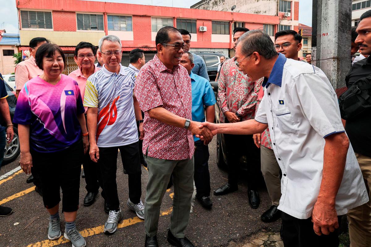 Defence Minister, Datuk Seri Mohamed Khaled Nordin (second from right), shakes hands with guests at the Meet and Greet Session with the Chinese Community of Kota Tinggi at the Muafakat Food Court today. – BERNAMA