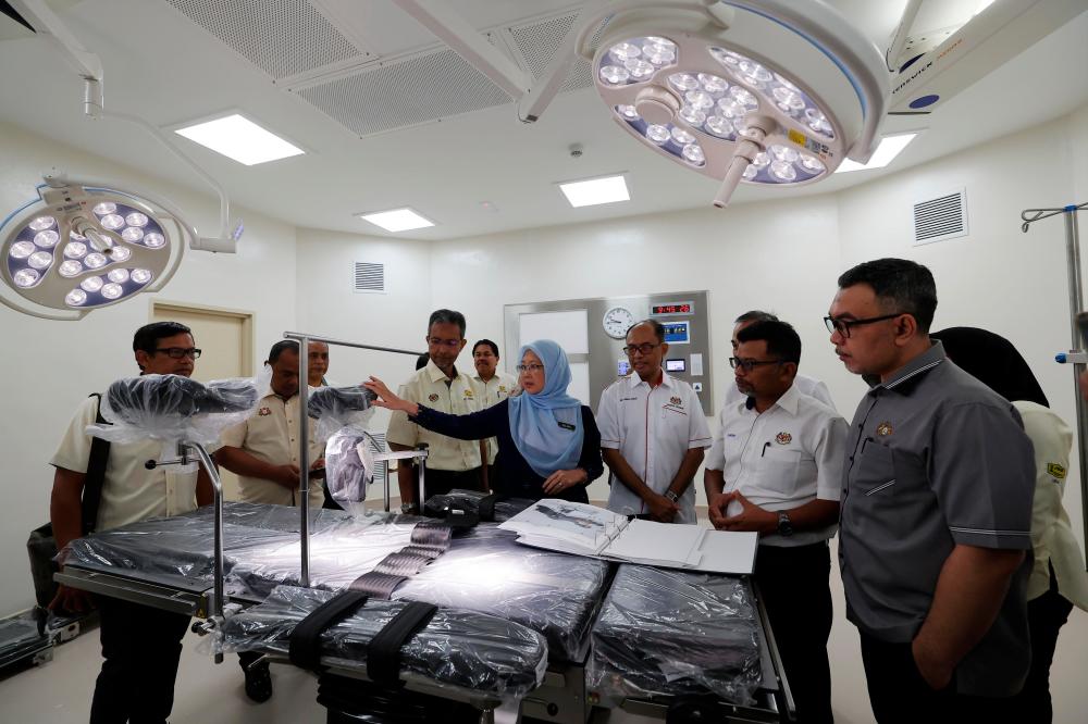 SEGAMAT, 25 Feb -- Health Minister Dr Zaliha Mustafa while visiting the facilities provided at Segamat Hospital’s additional building after the Handover Ceremony of the Segamat Hospital’s Additional Building Project, Johor today. BERNAMAPIX