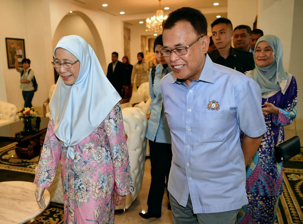 Deputy Prime Minister Datuk Seri Dr Wan Azizah Wan Ismail during a meeting with Johor Mentri Besar Datuk Osman Sapian at the official residence of the Johor Mentri Besar in Saujana, on Jan 26, 2018. — Bernama