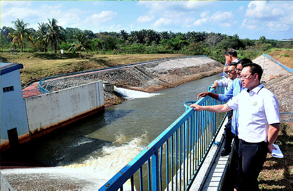 State Investment, International Trade and Utility Committee chairman Jimmy Puah Wee Tse views the water levels at Machap Dam on March 26, 2019. — Bernama