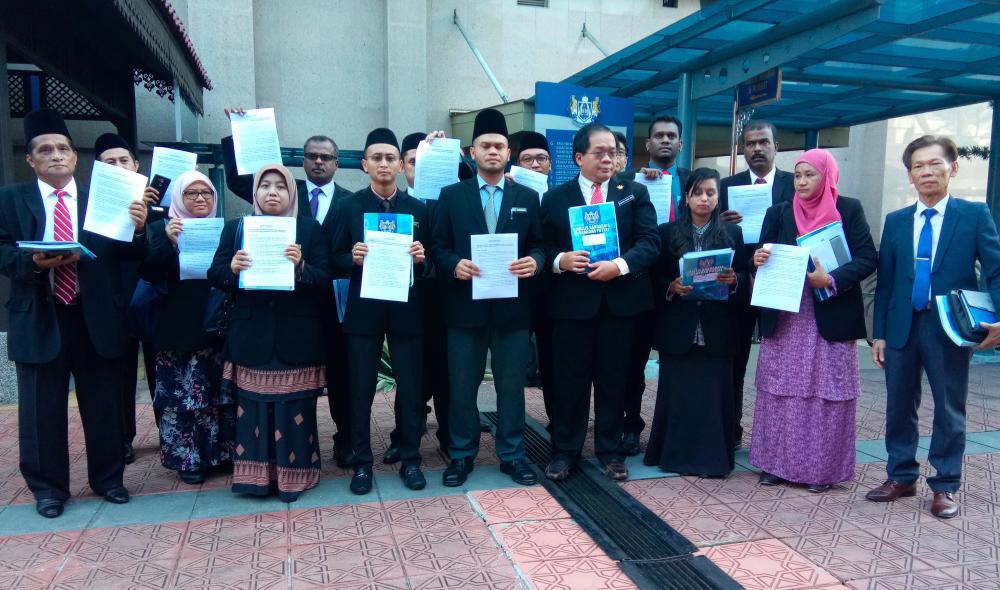 MBIP councillors protest at the MBIP office today, regarding Johor Baru Mayor Datuk Adib Azhari Daud’s abuse of authority on the granting of licenses and Ramadan bazaar sites in Taman Nusantara. - Bernama
