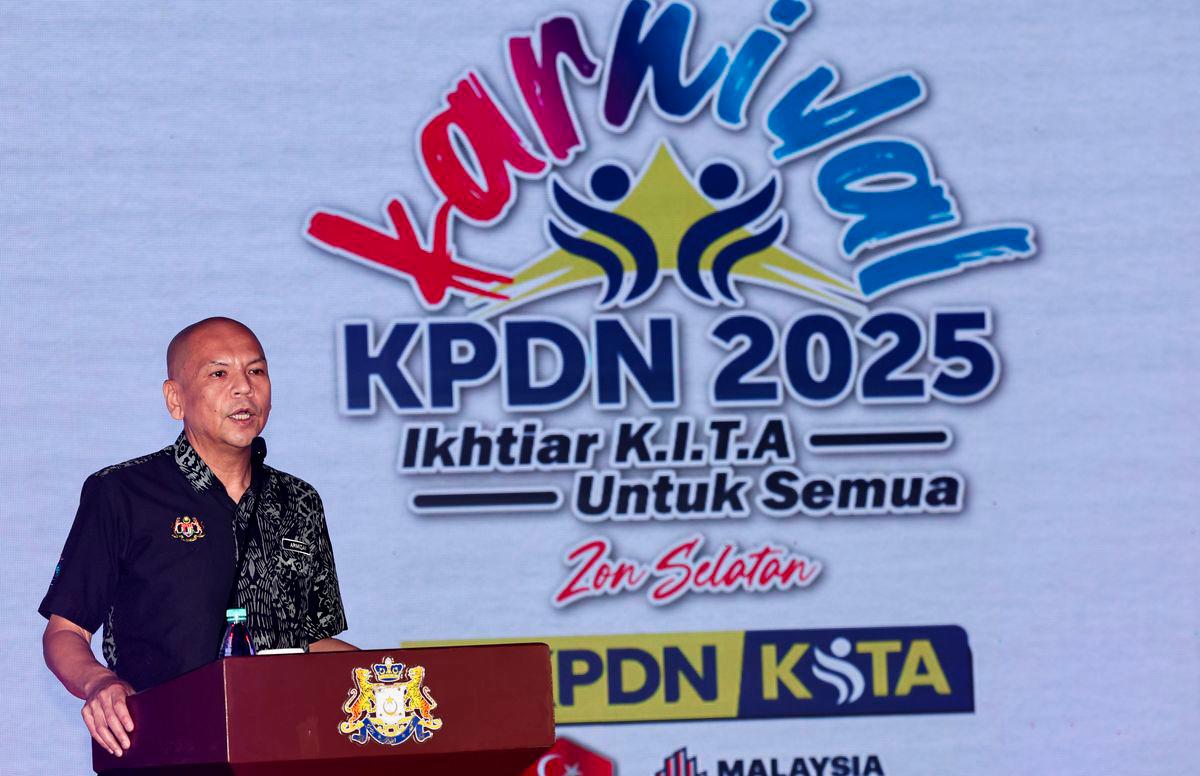 Menteri Perdagangan Dalam Negeri dan Kos Sara Hidup (KPDN), Datuk Armizan Mohd Ali berucap pada Majlis Perasmian Program Jelajah Karnival Kementerian Perdagangan Dalam Negeri dan Kos Sara Hidup (KPDN) 2025 dan Kempen Beli Barangan Malaysia Zon Selatan di Puteri Harbour Convention Centre (PHCC) hari ini. - fotoBERNAMA