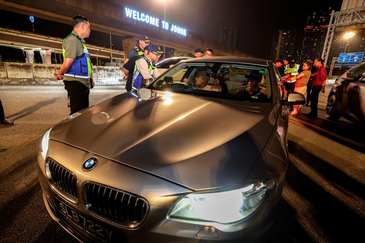 Ketua Pengarah Jabatan Pengangkutan Jalan (JPJ), Datuk Aedy Fadli Ramli (dua, kiri) memeriksa kederaan dari Singapura pada Operasi Khas Pelaksaan Penguatkuasaan ‘Vehicle Entry Permit (VEP)’ yang berkuatkuasa mulai 1 Julai 2025 di Jalan Lingkaran Dalam hari ini. - fotoBERNAMA
