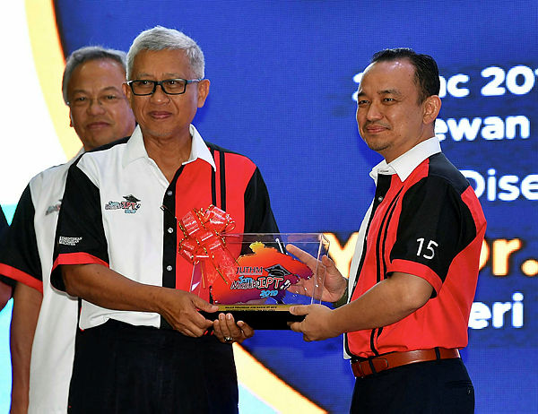 Education Minister Dr Maszlee Malik (R) receives a souvenir from Universiti Tun Hussein Onn Malaysia Vice Dr Prof. Wahid Razzaly at the launch of the ‘Jom Masuk IPT 2019’ programme on March 2, 2019. — Bernama