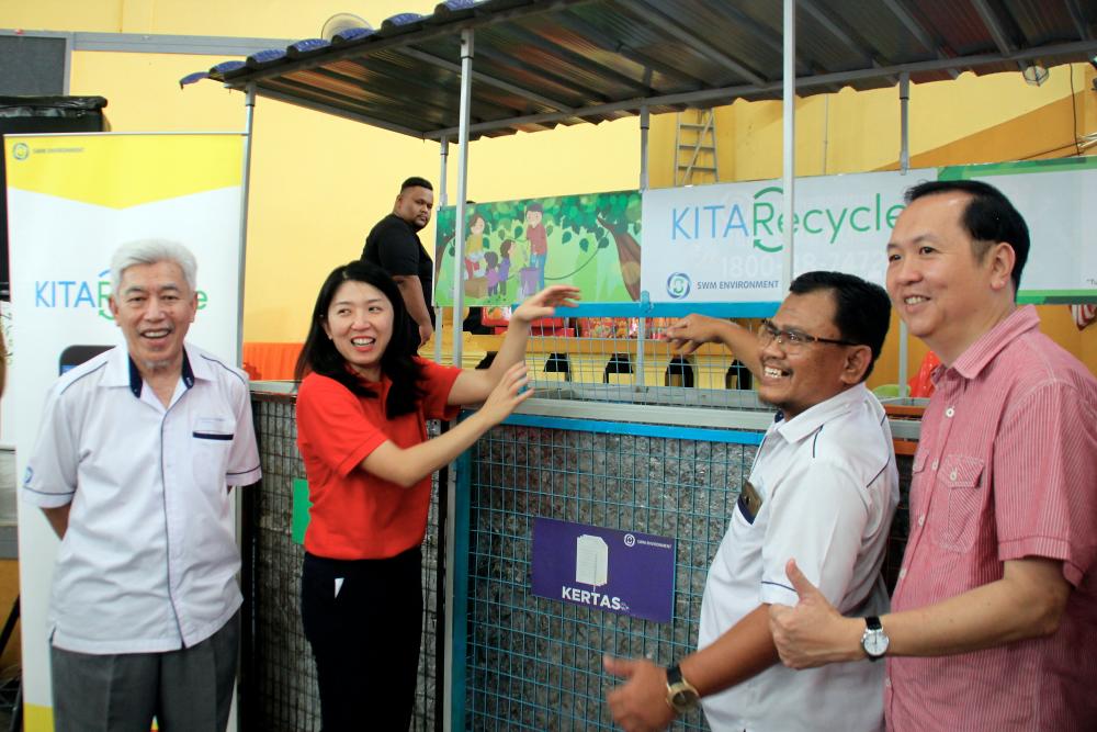 Minister of Energy, Science, Technology, Environment and Climate Change Yeo Bee Yin (2L) launches the Bakri Parliamentary Level KITAR3Cycle Program, on Feb 3, 2018. — Bernama