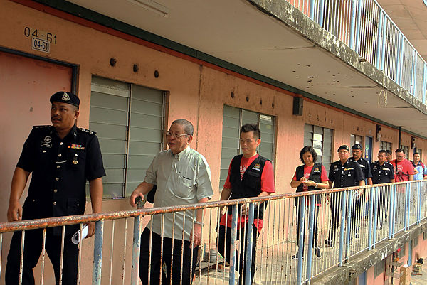 Iskandar Puteri MP, Lim Kit Siang (2nd from L) visits the Tampoi police housing at Taman Melati, Taman Melur and Taman Kenanga on June 9, 2019. — Bernama