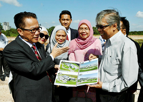 Minister in the Prime Minister’s Department Datuk Liew Vui Keong (L) speaks with Cahaya Jauhar Sdn Bhd CEO Mohd Auzir Mohd Tahir (R) and Federal Court Registrar Chief Datuk Seri Latifah Mohd Tahar while visiting the proposed site for the new court complex in Kota Iskandar on Feb 14, 2019. — Bernama