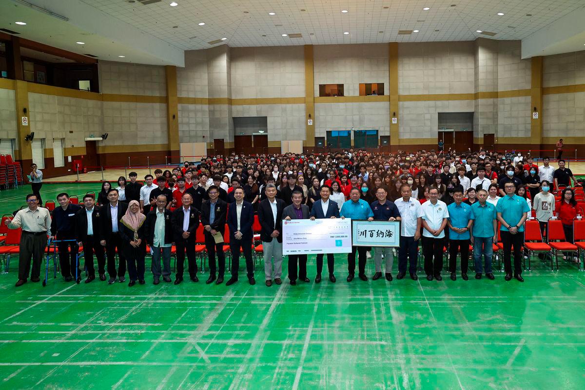 YSF distributes RM1 mln aid to 500 Southern UC students