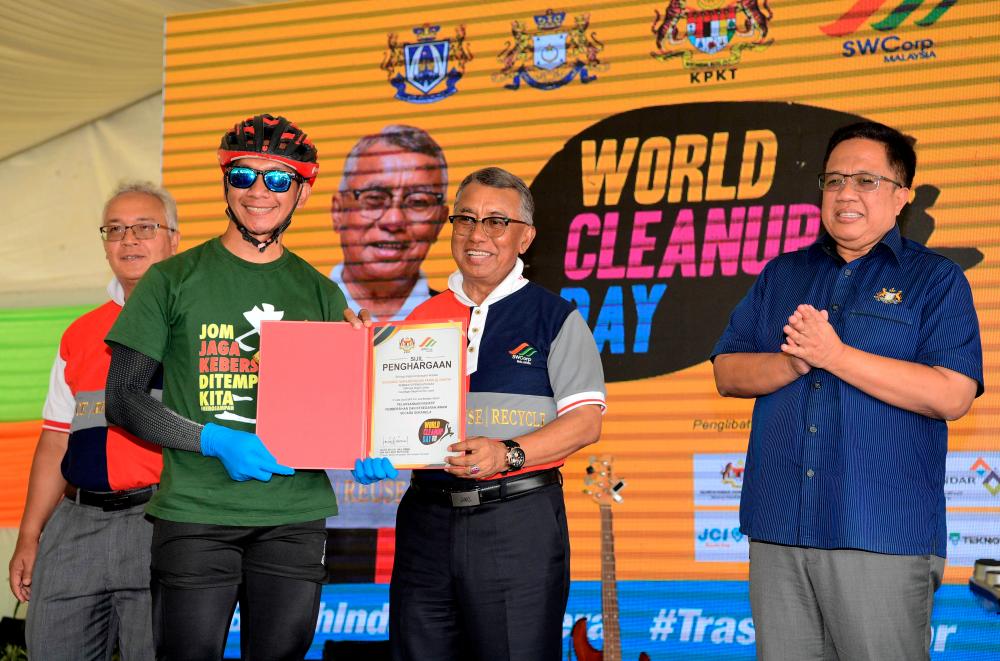 Housing and Local Government Deputy Minister Datuk Seri Dr Ismail Abd Muttalib (2R) and Johor Housing and Local Government Committee chairman Ayub Jamil (R) at the national-level 2020 World Cleanup Day Programme in Kampung Pendas Baru, Gelang Patah, today. — Bernama