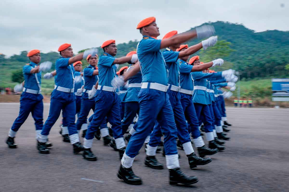 Para pelatih Angkatan Pertahanan Awam Malaysia (APM) melakukan perbarisan pada Majlis Perbarisan Tamat Latihan Kursus Pemantapan Pegawai Perkhidmatan Skim Keselamatan dan Pertahanan Awam Lantikan Siri 16 Tahun 2025 di PULAPAS hari ini. - BERNAMA