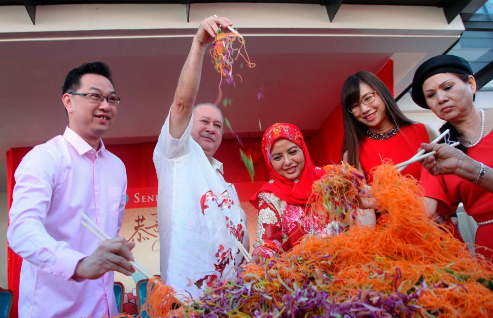 The Sultan of Johor, Sultan Ibrahim Sultan Iskandar (2nd L) and Permaisuri of Johor, Raja Zarith Sofiah Sultan Idris Shah (3rd R) toss the yee sang, as Johor International Trade, Investment and Utilities Committee chairman Jimmy Puah Wee Tse looks on, during the Chinese New Year celebration at the latter’s house, on Jan 25, 2020. — Bernama