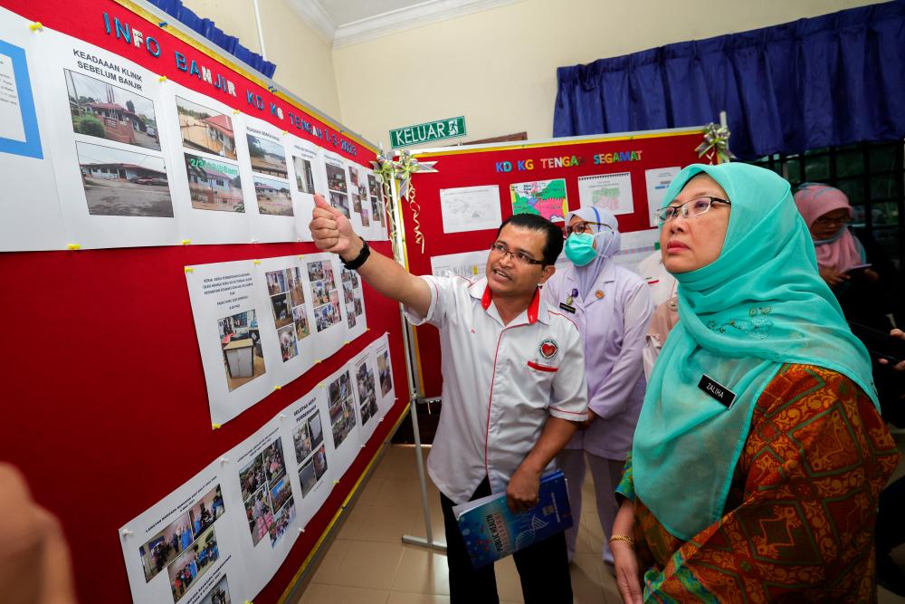 SEGAMAT, March 26 -- Health Minister Dr Zaliha Mustafa listens to an explanation from Segamat District Health Officer Dr Zaid Kassim in conjunction with his visit today to Kampung Tengah Rural Clinic, which was affected by the recent floods. BERNAMAPIX