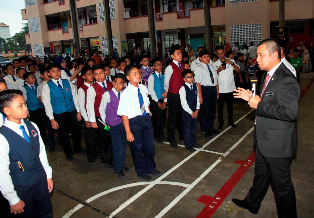 Johor Mentri Besar Datuk Dr Sahruddin Jamal (R) speaks to pupils during a visit to Sekolah Kebangsaan Temenggong Abdul Rahman 1 in Johor Baru. - Bernama
