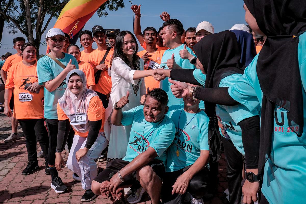 Timbalan Menteri Komunikasi Teo Nie Ching (tengah) bersalaman dengan sebahagian para peserta yang hadir pada Majlis Penutupan First Ever Corporate Social Responsibility (CSR) Run Event - Run For The Future 2025 di Hutan Bandar Kulai hari ini. - BERNAMA