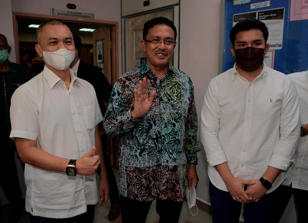 Mahkamah Sesyen hari ini melepas dan membebaskan bekas Exco Johor Datuk Abdul Latif Bandi, anak lelakinya Ahmad Fauzan Hatim Abd Latif (kanan) dan perunding hartanah Amir Sharifuddin Abd Raub (kiri) atas pertuduhan rasuah dan penggubahan wang haram, kesemuanya berjumlah RM35.7 juta, lima tahun lepas. -fotoBERNAMA