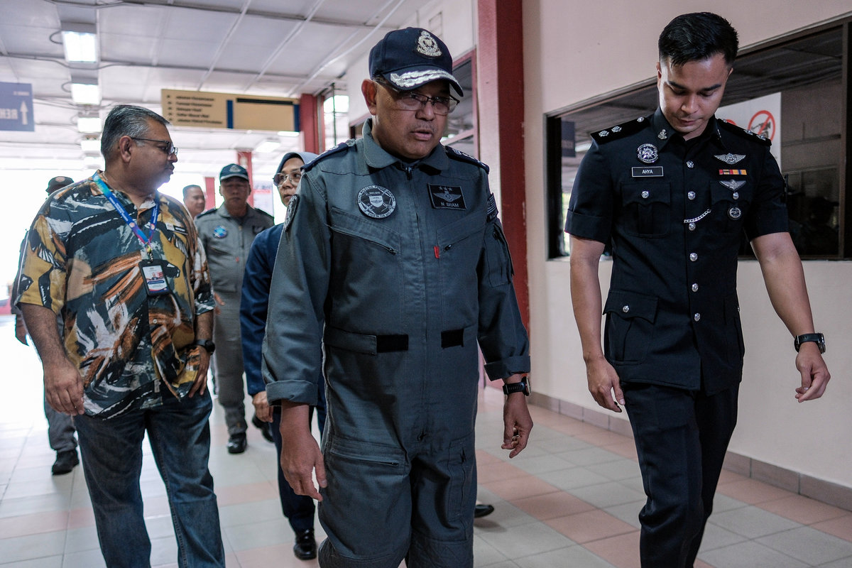 Commander of the Air Operations Force (PGU) of the Internal Security and Public Order Department (KDNKA), Datuk Noor Sham Md Jani (centre), arrived at Sultanah Aminah Hospital in Johor Bahru today to visit the five victims of the helicopter crash. - BERNAMA