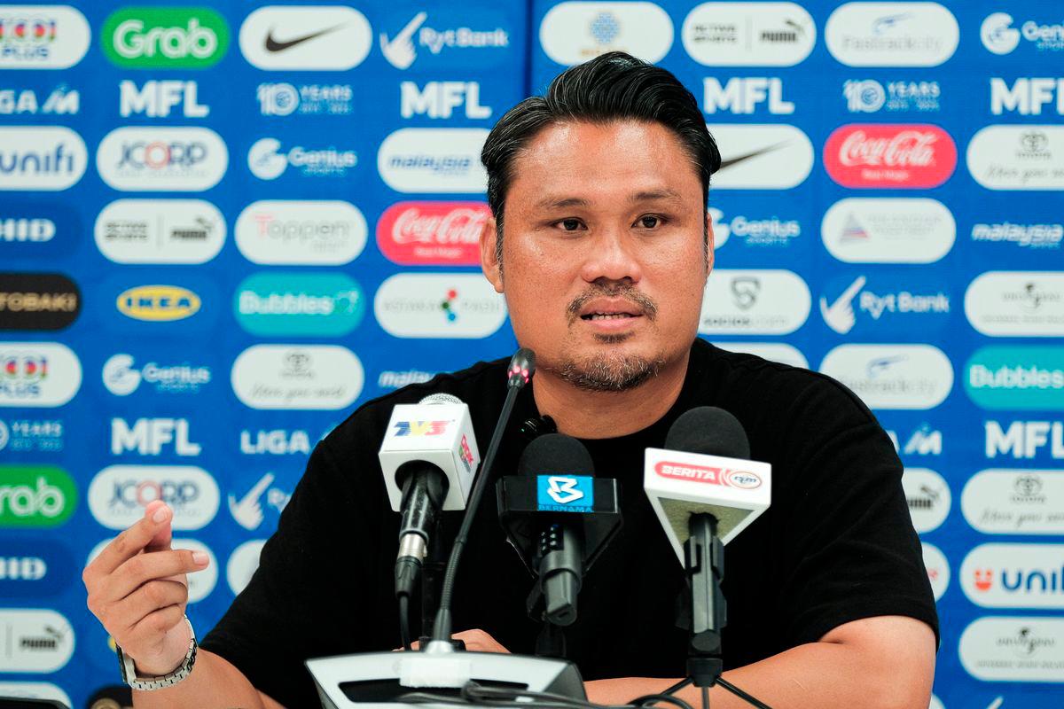 Ketua Jurulatih Negeri Sembilan FC Nidzam Jamil bercakap pada sidang media selepas perlawanan Liga Super Malaysia 2025/2026 di Stadium Sultan Ibrahim malam tadi. - fotoBERNAMA