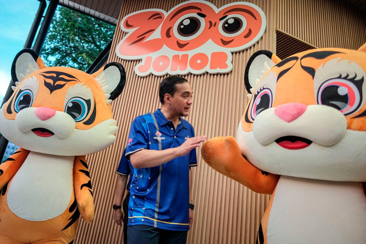 Menteri Besar Johor Datuk Onn Hafiz Ghazi (tengah) melihat maskot Cuping dan Jucy pada Majlis Pelancaran Tagline, Video Rasmi, Maskot dan Lagu sempena Visit Johor 2026 di Zoo Johor hari ini. - BERNAMA