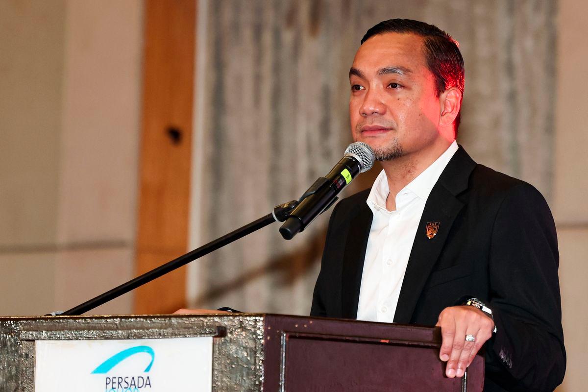 Menteri Besar Johor Datuk Onn Hafiz Ghazi berucap merasmikan Anugerah Media Johor (AMJ) 2025 di Pusat Konvensyen Antarabangsa Persada Johor malam tadi. - fotoBERNAMA