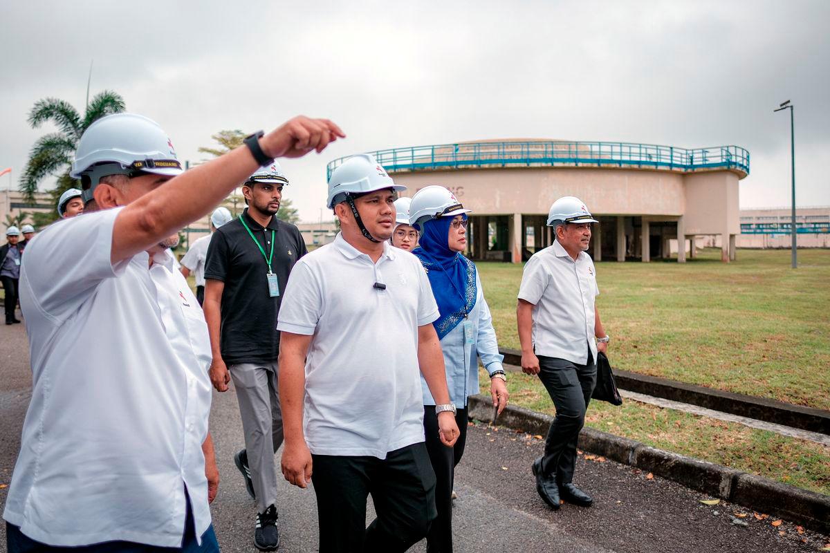 State Chairman of Public Works, Transportation, Infrastructure and Communication, Mohamad Fazli Mohamad Salleh (centre), accompanied by Ranhill SAJ Chief Operating Officer (COO), Khairul Effendy Tusam (right), during a visit to the construction site of the new plant at the Semanggar Water Treatment Plant today. – BERNAMA