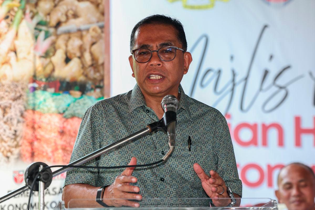 Menteri Pertahanan, Datuk Seri Mohamed Khaled Nordin berucap pada Majlis Perasmian Tuaian Halia Bentong Muda di Parlimen Kota Tinggi di Kampung Gembut, Tanjung Sedili hari ini - BERNAMA